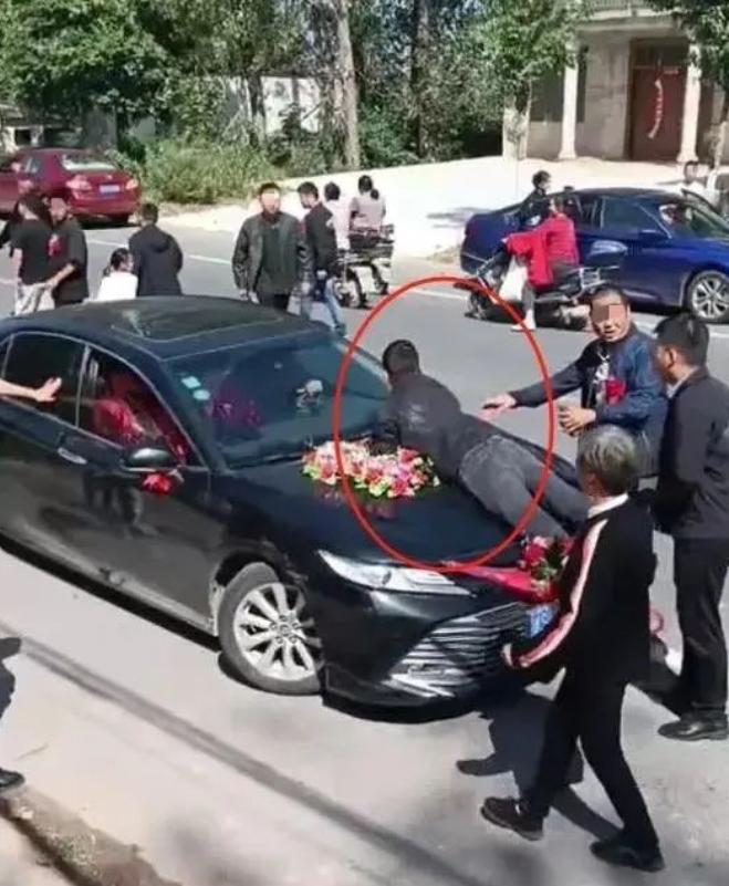 河南，一对新人结婚，婚车都到门口，鞭炮已放响，就差新娘上车这一步，女方突然加价1