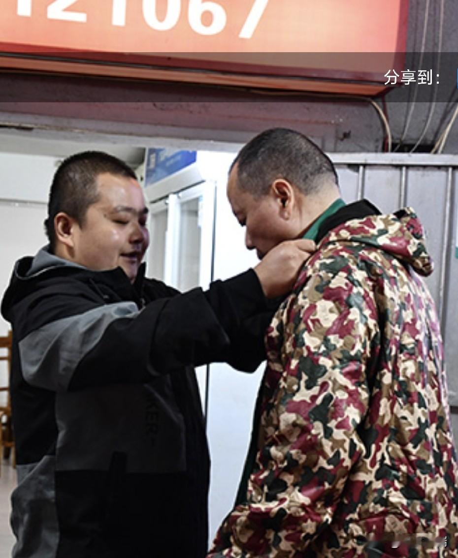 湖南53岁残疾老板杨文光，8年前接下发小临终托付的16岁智力障碍儿子，获评202