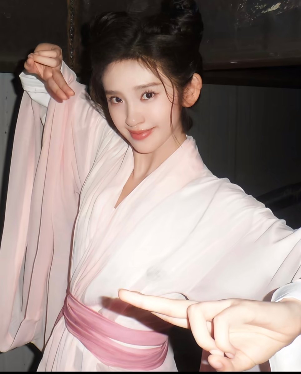 你们知道吗我第一次认识唐艺昕就是青云志里的师姐灵儿，在现在常说的清冷大师姐之前我