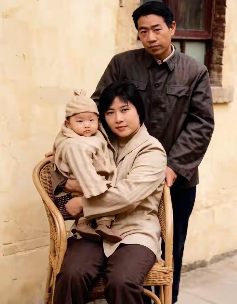 贾平凹与第一任妻子合影，怀中抱的贾浅浅！ 