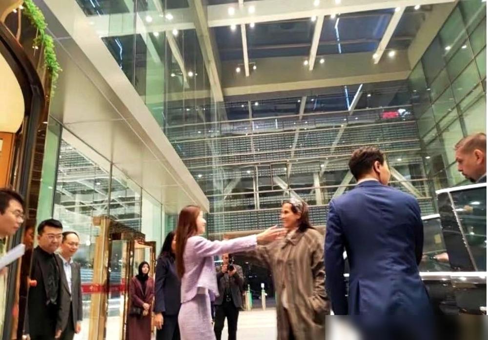 卡塔尔公主的车一停稳，京东CEO徐冉站在一旁，身子微微前倾，准备迎接。

说真的