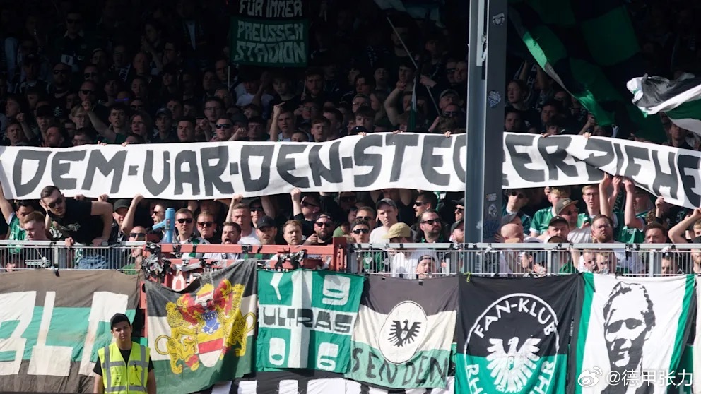 本轮德乙明斯特对阵柏林赫塔比赛出现匪夷所思的一幕，柏林赫塔的屈桑斯禁区内被放倒，