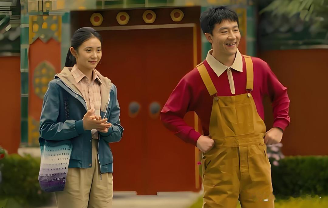 《美顺与长生》长生在麦田里跑，一把生锈的镰刀割开了他的命运。伤口感染，命保住了，