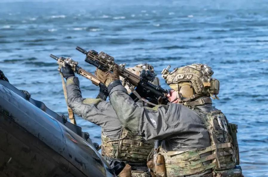 近来，几乎每天都有油轮遭到袭击或劫持的报道，全球海上石油贸易正面临日益严重的海盗