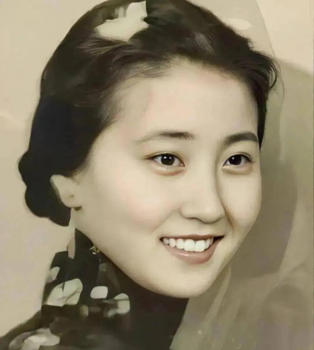 1942年，蒋英一张罕见的生活照，照片中的她留着时髦的发型，看起来非常有气质，不