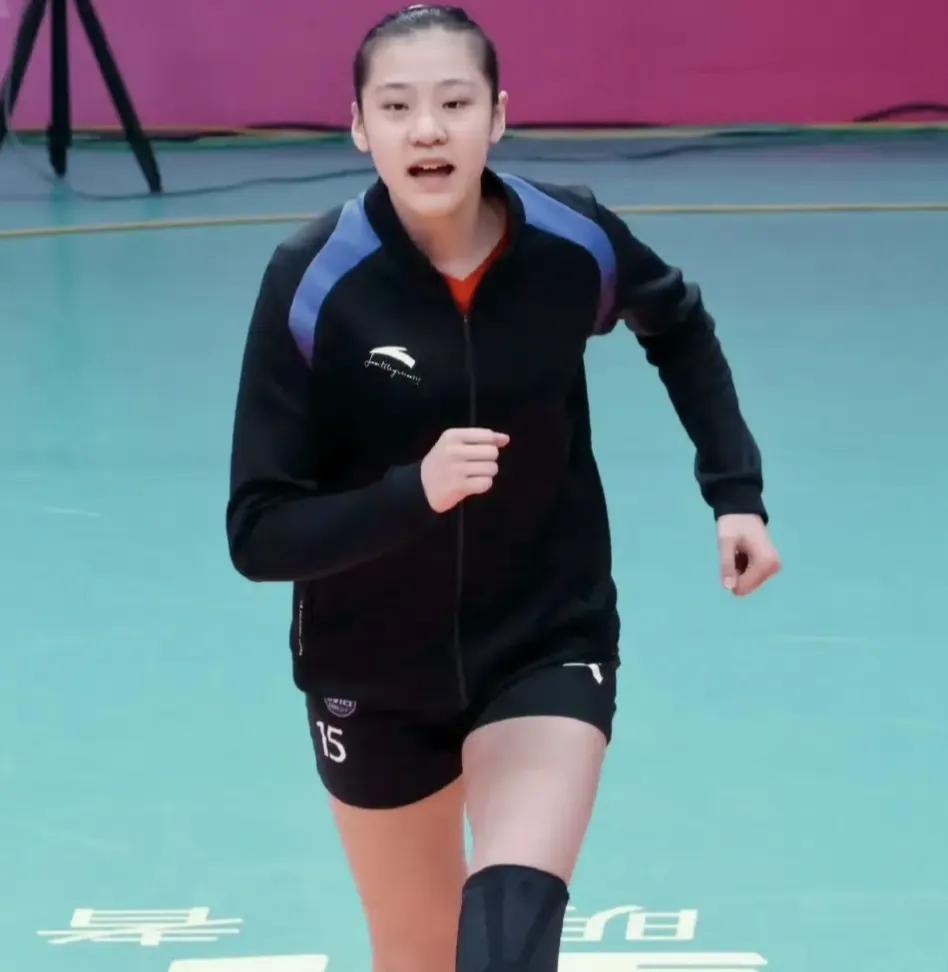 号称第二个朱婷，中国女排新一代年轻球员
王奥芊崭露头角中国女排又冒出个年轻副攻—