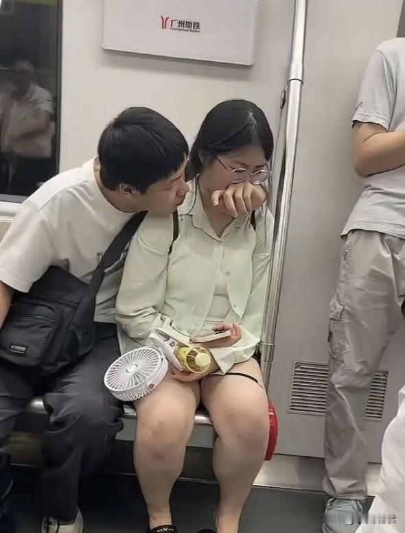 谁能帮这小伙子岀出主意，怎样让他女朋友晚上不再生他气了！
