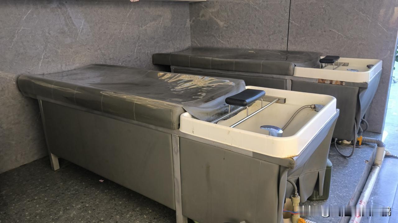 为什么美发学校出来的发型师，理发店不喜欢用？
很多人以为：在美发学校学会剪发 =