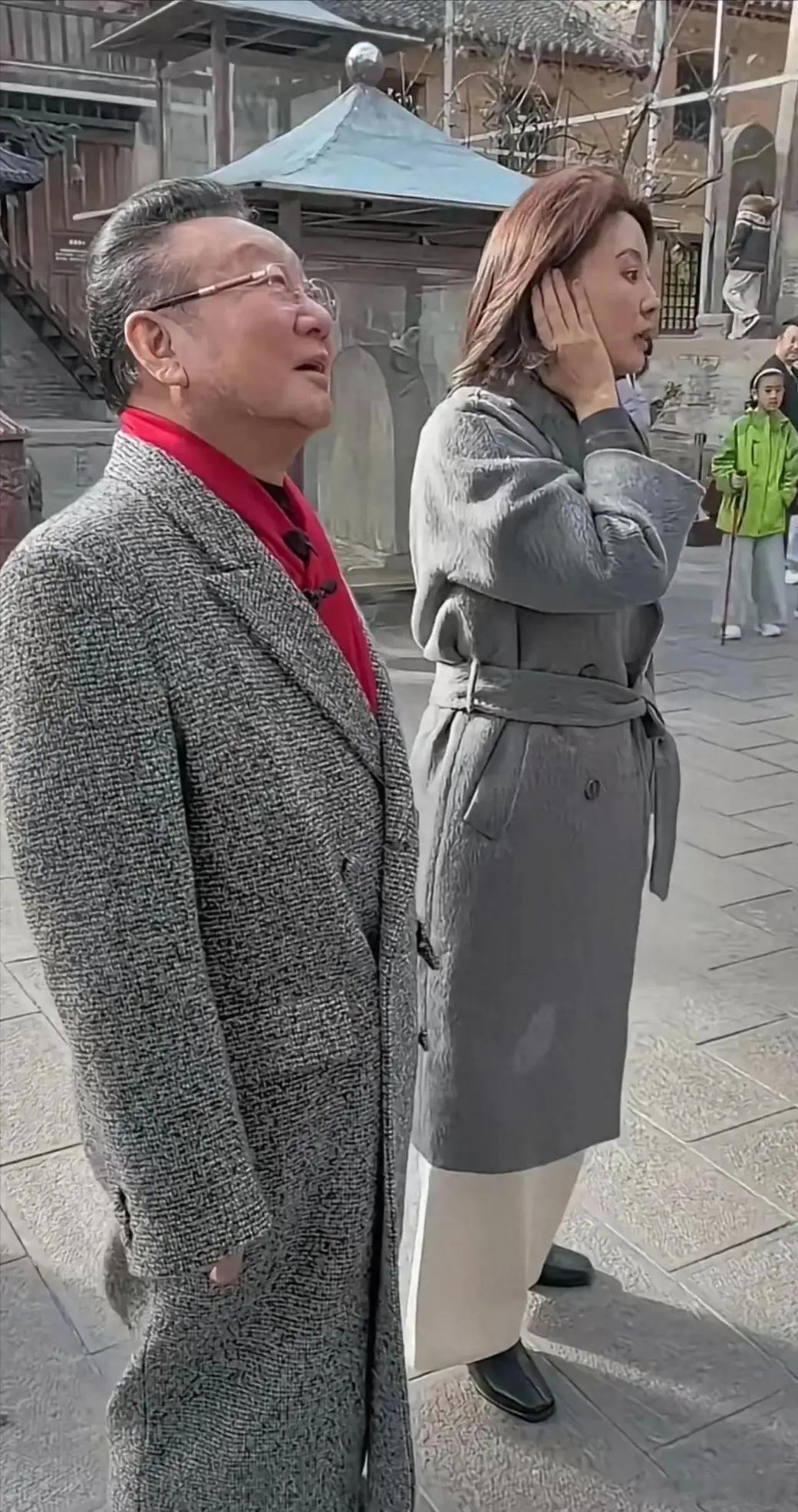 蒋大为和刘芳菲穿衣风格好像，岁月不饶人，老了很多，但气色很好！！！！！ 