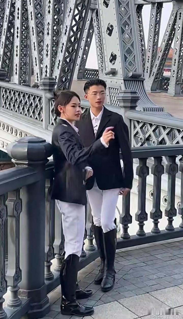 这是《再别康桥》的情境再现吗？还是上海滩的风云，亦或是香港马术表演者的风采？又仿