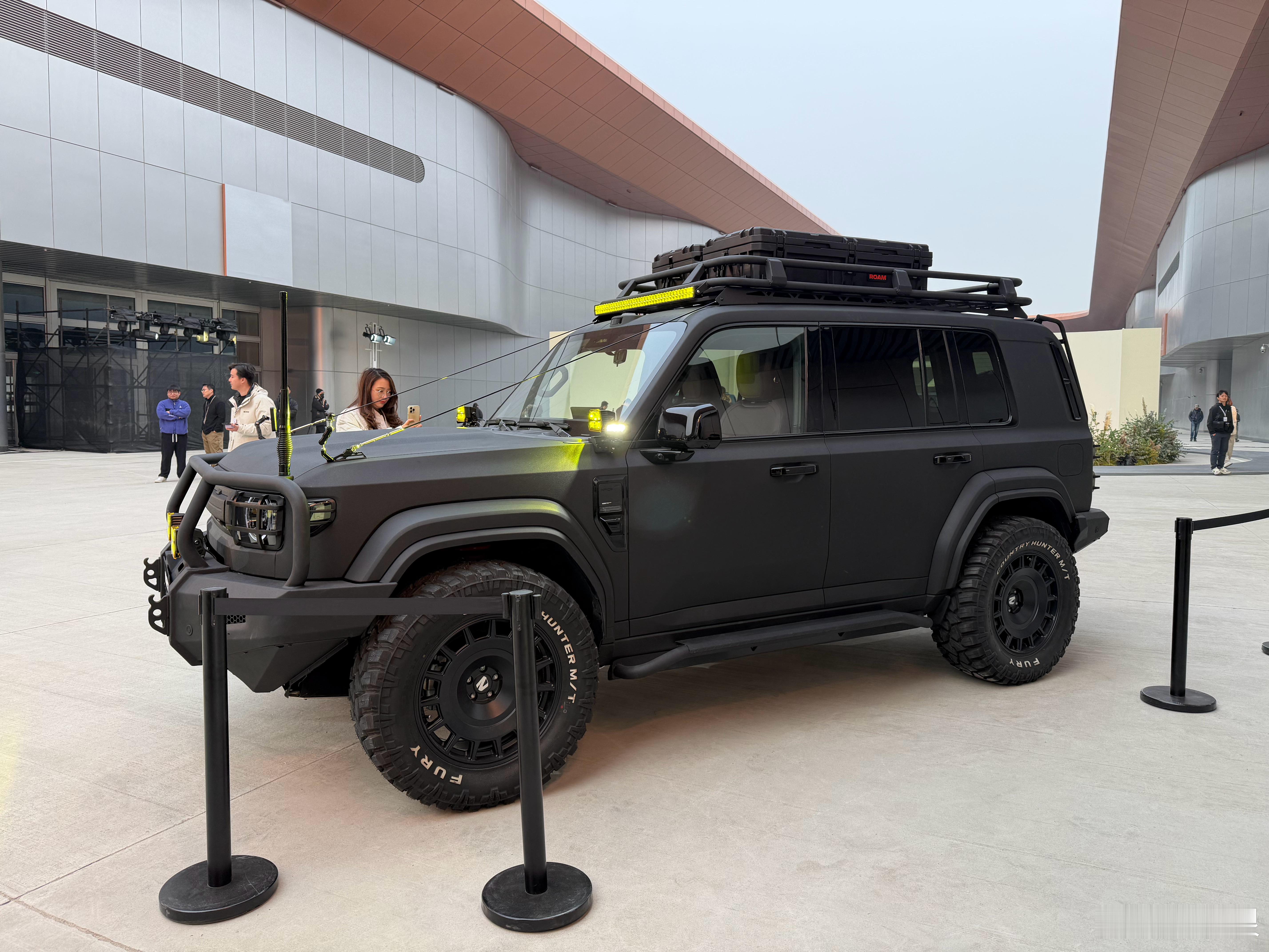 来看V27发布会，遇到一个车主有点面熟。这车升高、加铁杠、再加车顶行李架之后看着