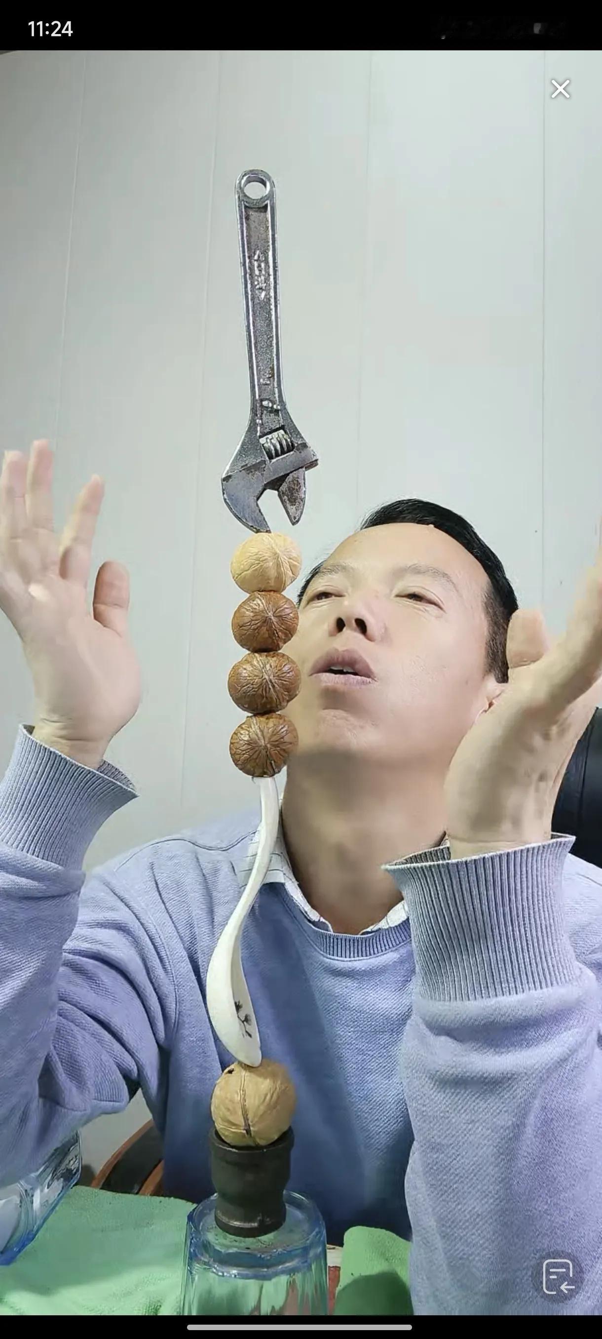 这个老兄天天在抖音直播平衡术，经常用几个核桃，匙羹，立起东西来，感觉很厉害的样子