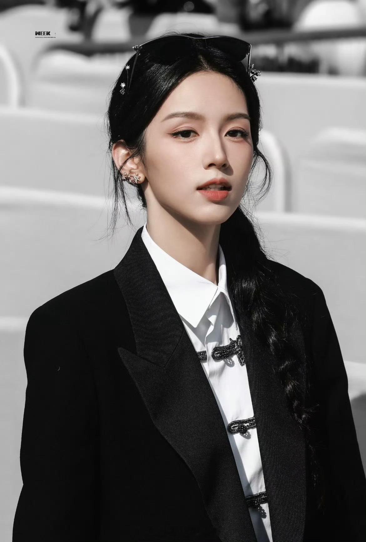 周也 不输欧美人的骨相她本来就很美，为什么要扯其他的[流鼻血] ​​​