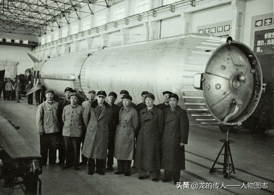 1966年10月，“两弹”结合飞行爆炸试验前，钱学森（前排右三）在总装厂房里与聂