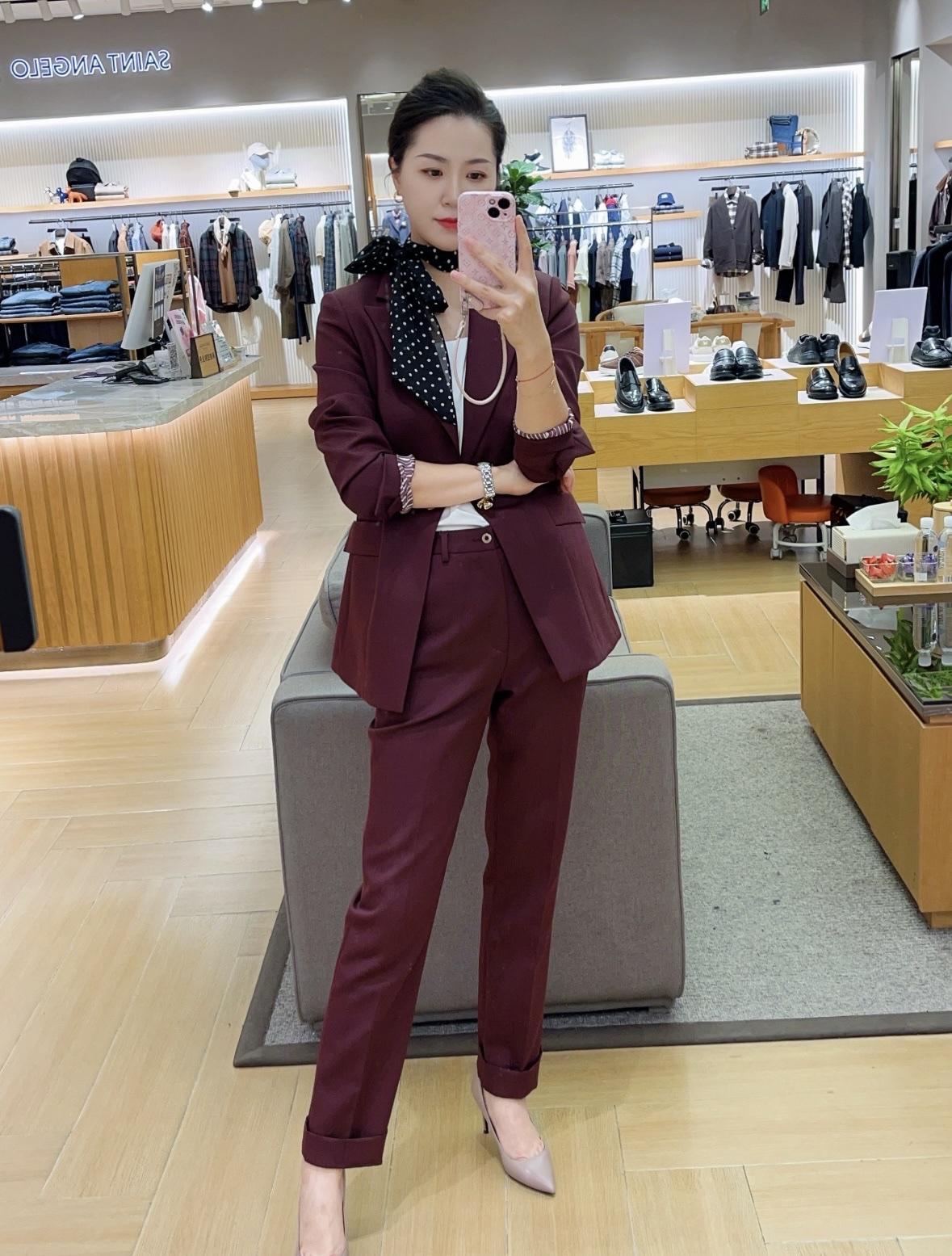 成熟稳重的美女你喜欢吗?
职业女老板穿搭分享
看起来很有女人味