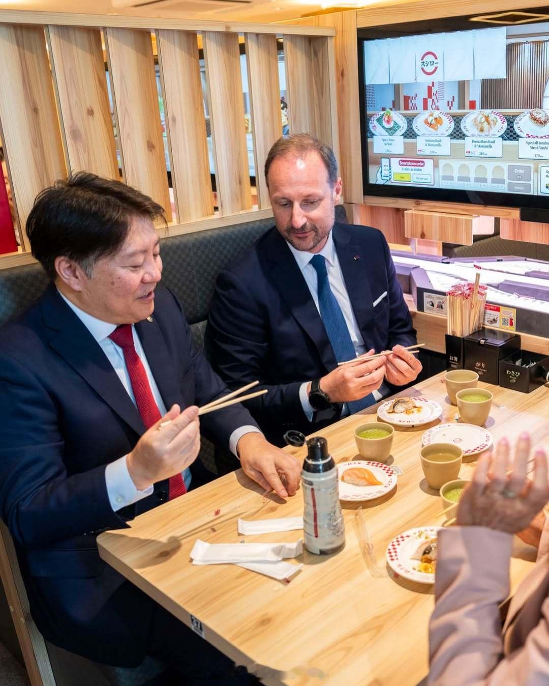 哈康这两天在日本东京，他去了寿司郎吃寿司，我们四舍五入算是和他吃的同款日料餐厅了