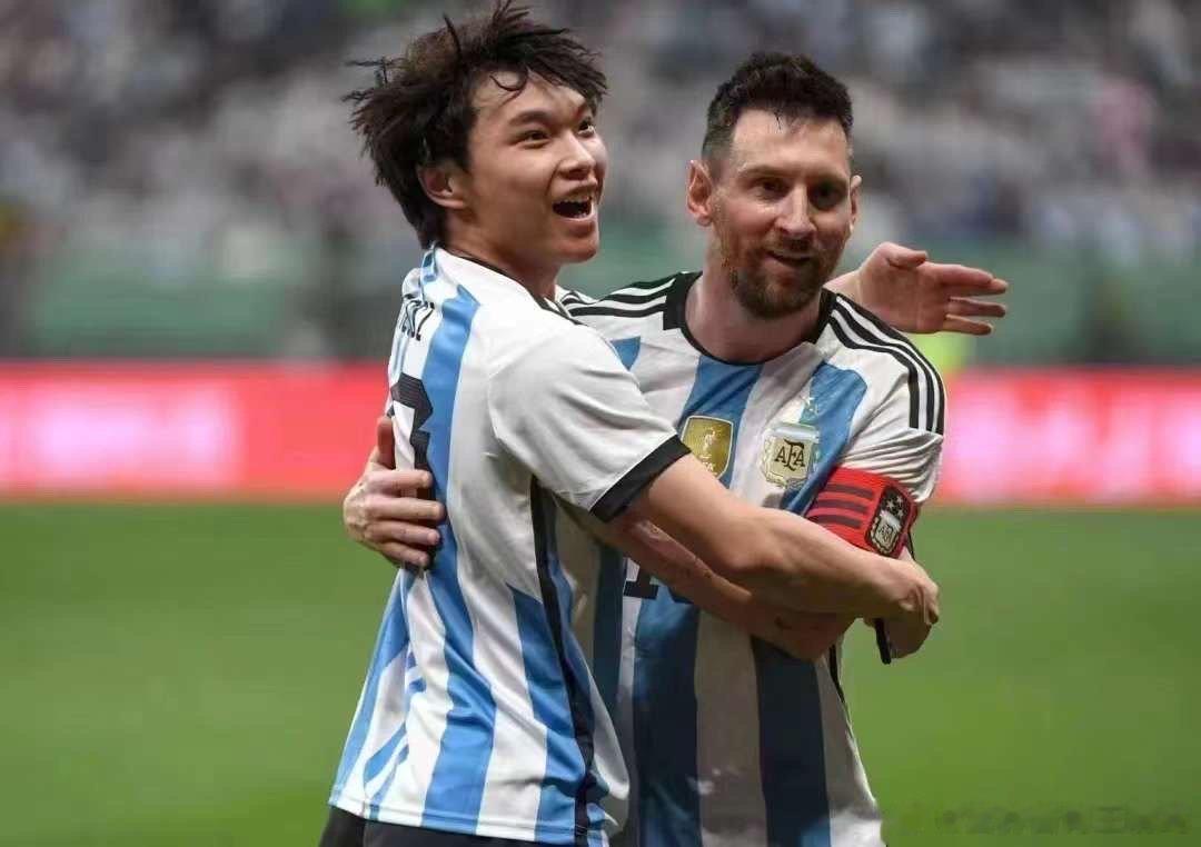 #球迷冲进球场抱梅西# 勇敢理智清醒的少年真棒👍体育没白练！下次换个方式拥抱梅