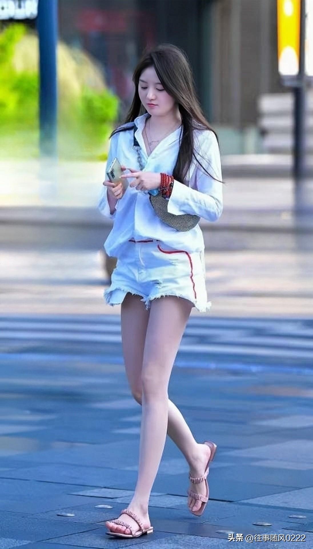 夏日穿搭指南：清爽白衬衫+牛仔短裤，搭配凉鞋，轻松出街