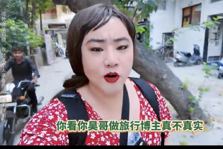 吴哥在印度新德里红堡，男扮女装，很多印度男人，围着吴哥要求合影，浩哥要求合影10