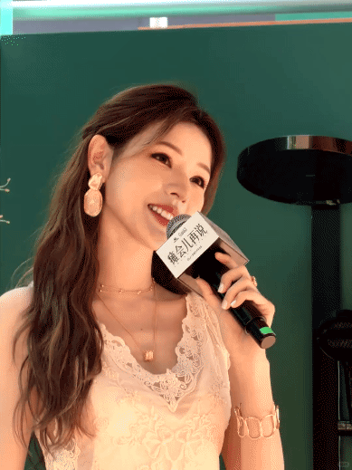 张予曦耳环好大夸张大耳环气场拉满，精致又吸睛，巴掌小脸更显小巧灵动！ 