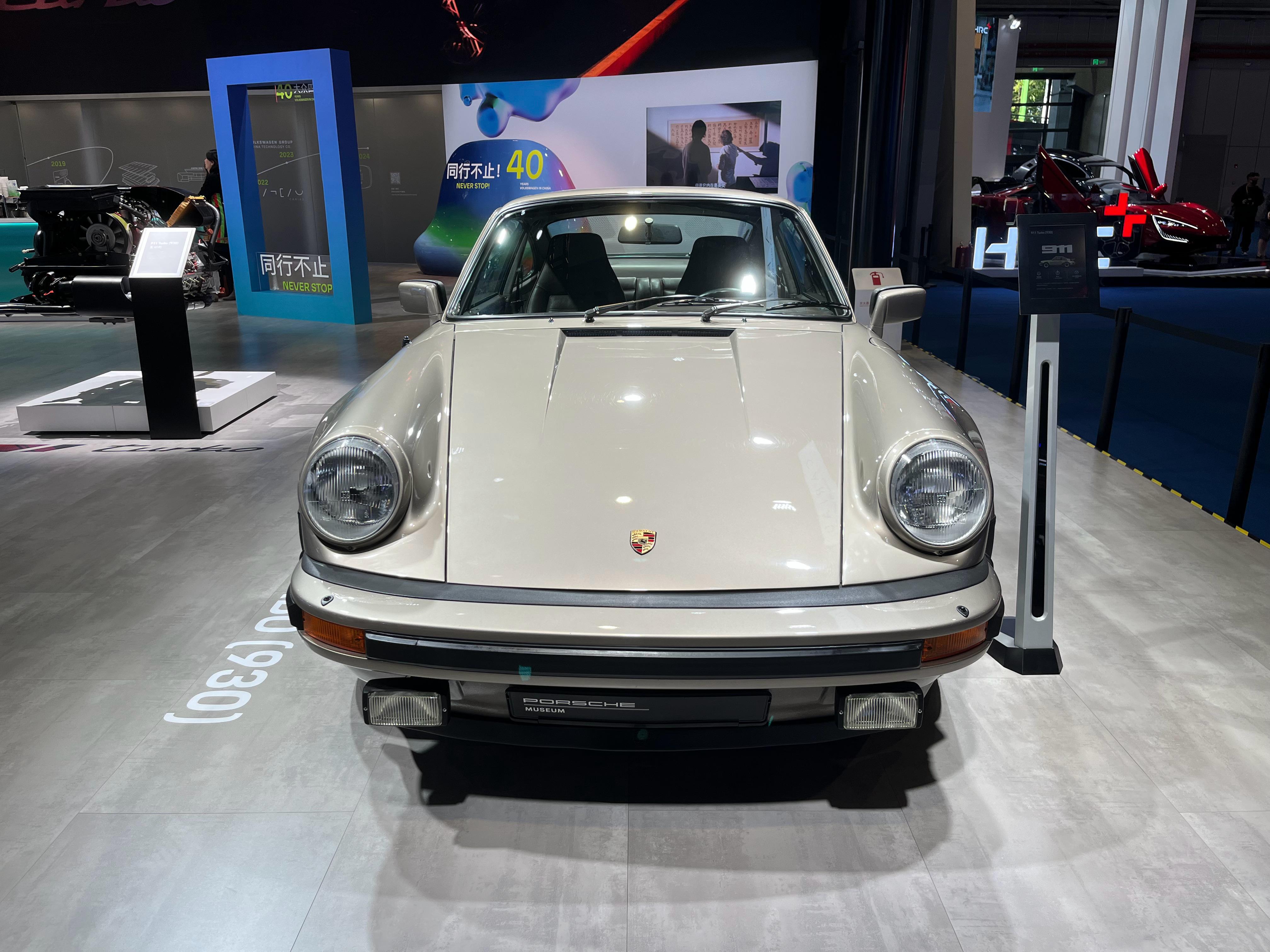 保时捷911Turbo（930），从德国的博物馆运过来的。新造车公司喜欢用Max