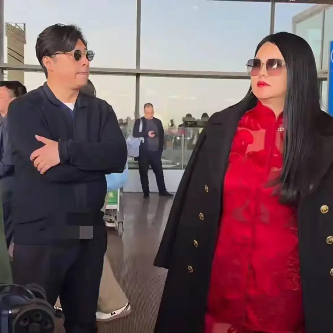娱乐圈明星的关系真的让人惊叹！
李湘王岳伦给女儿过生日的照片，李湘走在前面，王岳