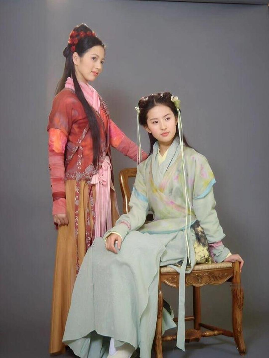 仙剑一的服化道特好，小时候喜欢收藏，刘亦菲演的仙剑奇侠传的灵儿贴纸，然后小伙伴多