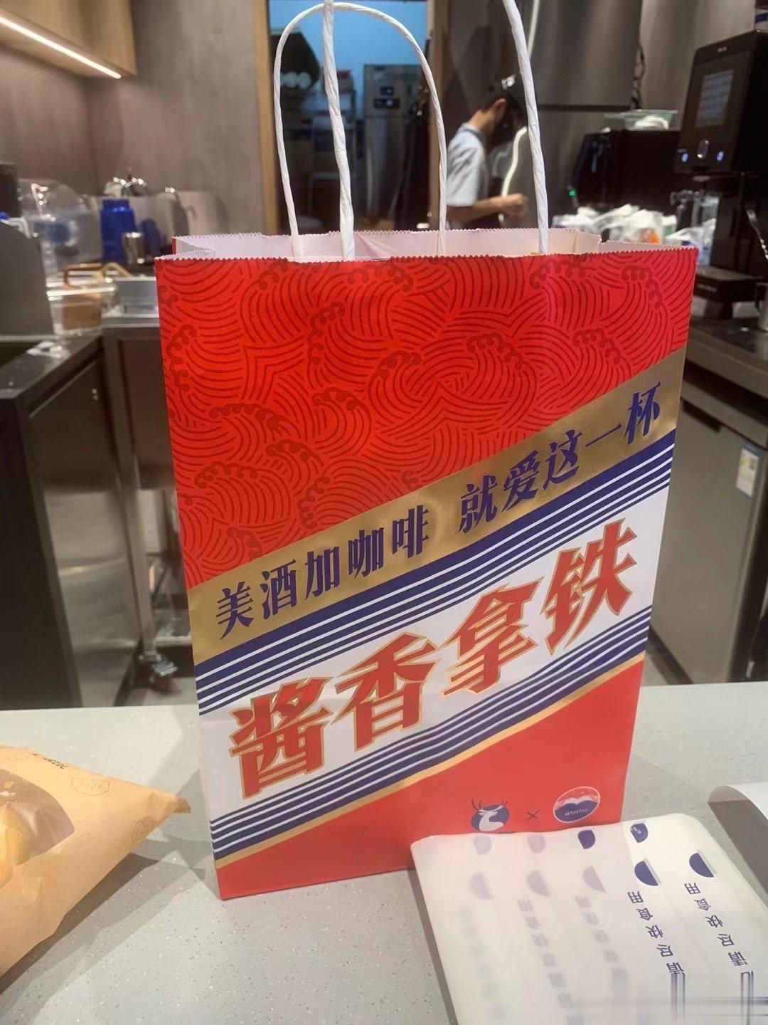 #1加1真能大于2吗# 最近很多品牌都在联名，生意比之前火爆，所以呀我认为联名是