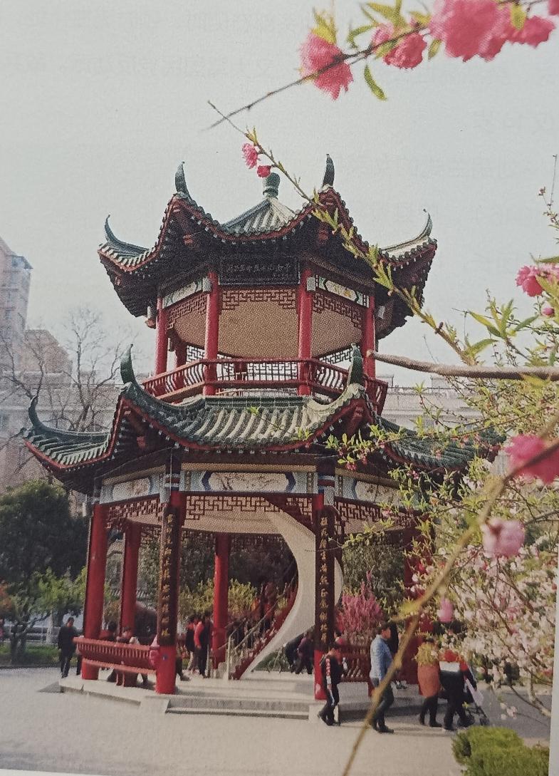 单县湖西烈士陵园湖西革命烈士纪念亭
湖西革命烈士纪念亭原为烈士公墓亭，位于英雄阁