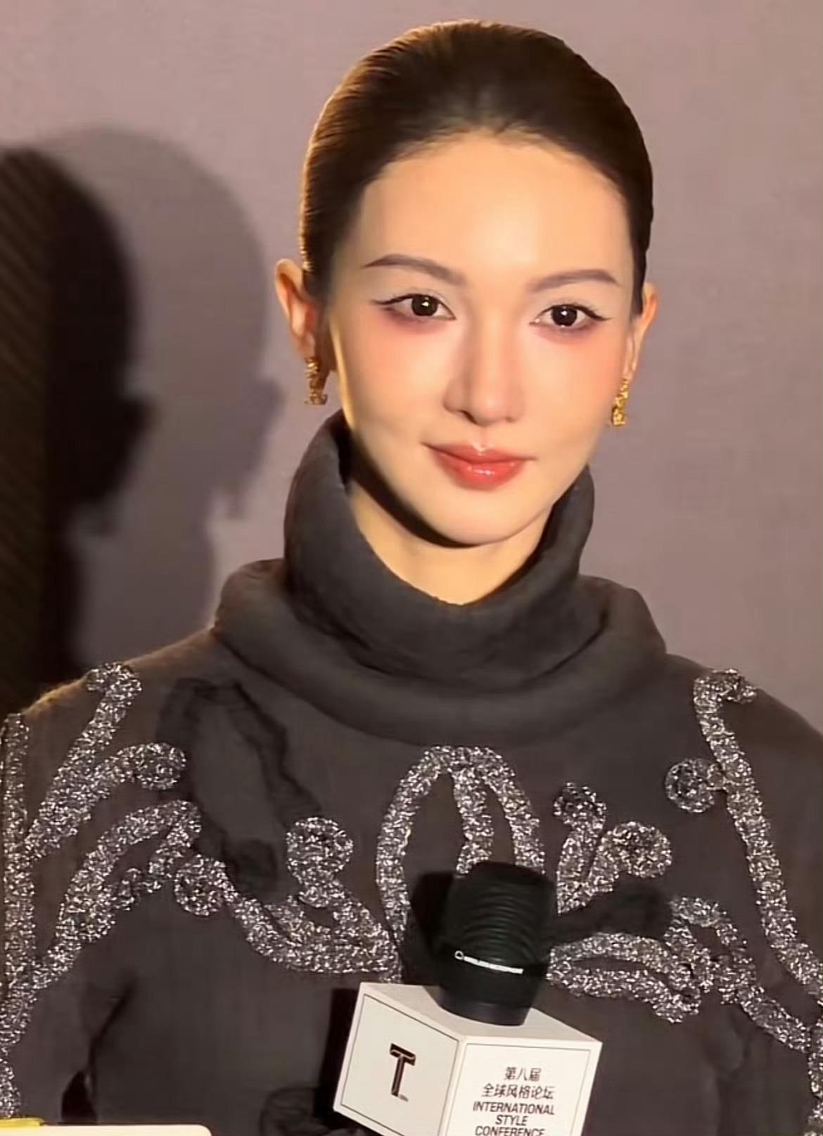 金晨 医美这是金晨吗？？是不是拍照角度不好或者抓拍的呀🤔你们觉得她有什么变化吗