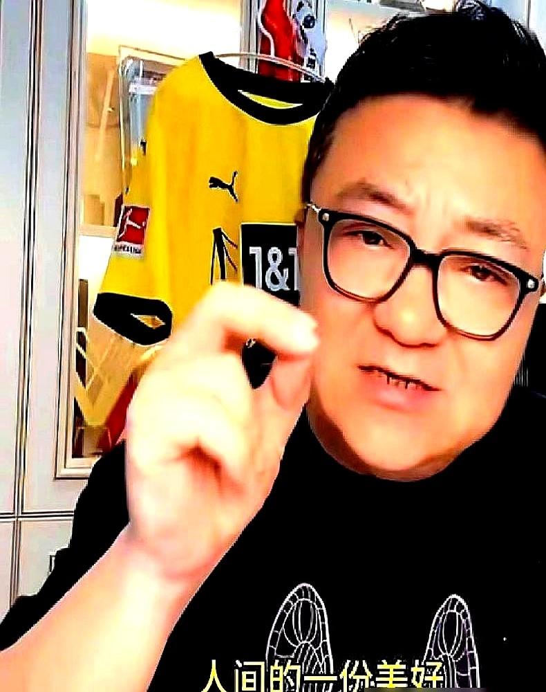 去西班牙试训，他一场球下来没进一个，却被球探当场签走。

这事儿怪得很。双胞胎兄