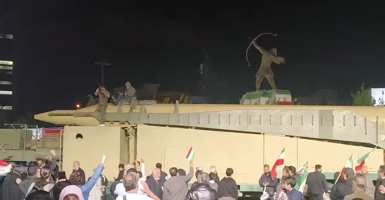 伊朗人的“心理战”和“肌肉秀”！
当地时间4月21日晚，伊朗伊斯兰革命卫队将真家