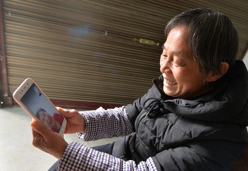 **57岁婆婆的清醒人生：前半生为家，后半生为自己！网友：这才是真正的活明白了*