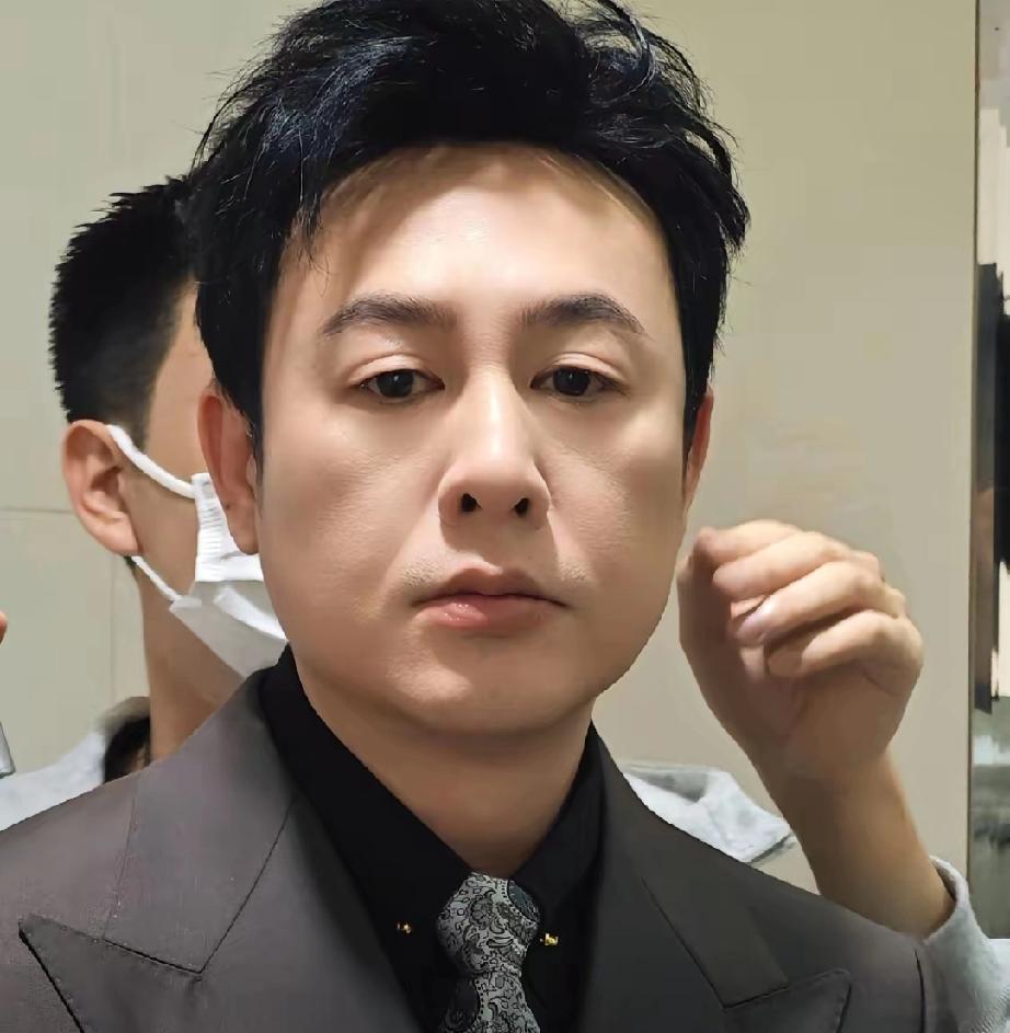 张颂文深夜冲上热搜！一个举动，尽显演员的敬畏与温柔
 
     4月1日深夜，