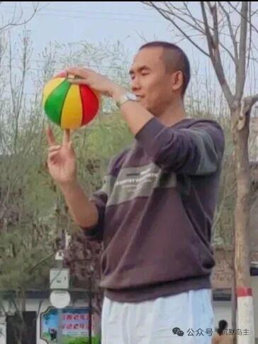 连续夸老公10天，第1天
刚刚突然冒出一个想法，
连续夸老公十天。

每天找一个