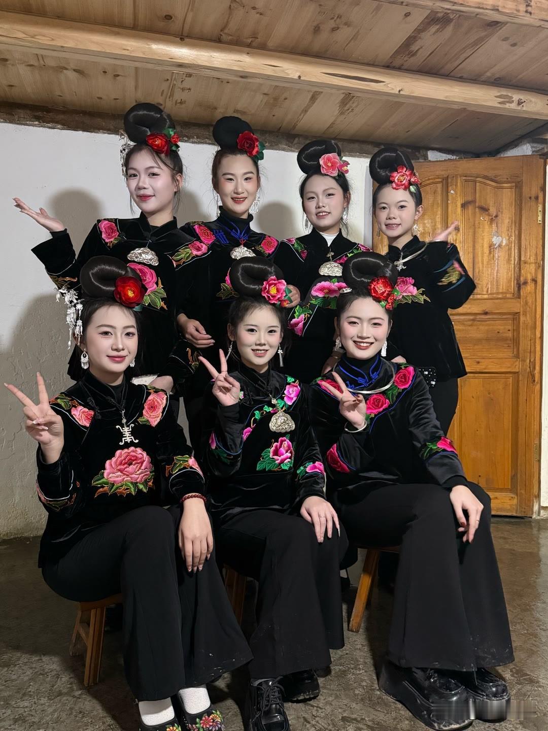 想带你和我一起回苗寨，但是又怕你喝不习惯苗寨的米酒，也坐不到天亮。苗寨打卡地 贵