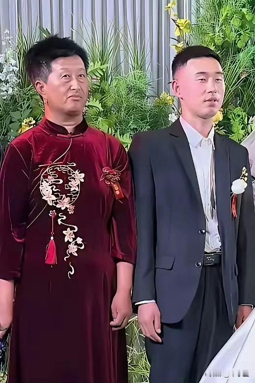 婚礼现场，喜婆婆被全场误认成公公，直接意外爆火喜公公婚宴 婚宴婆婆装礼服 喜宴礼