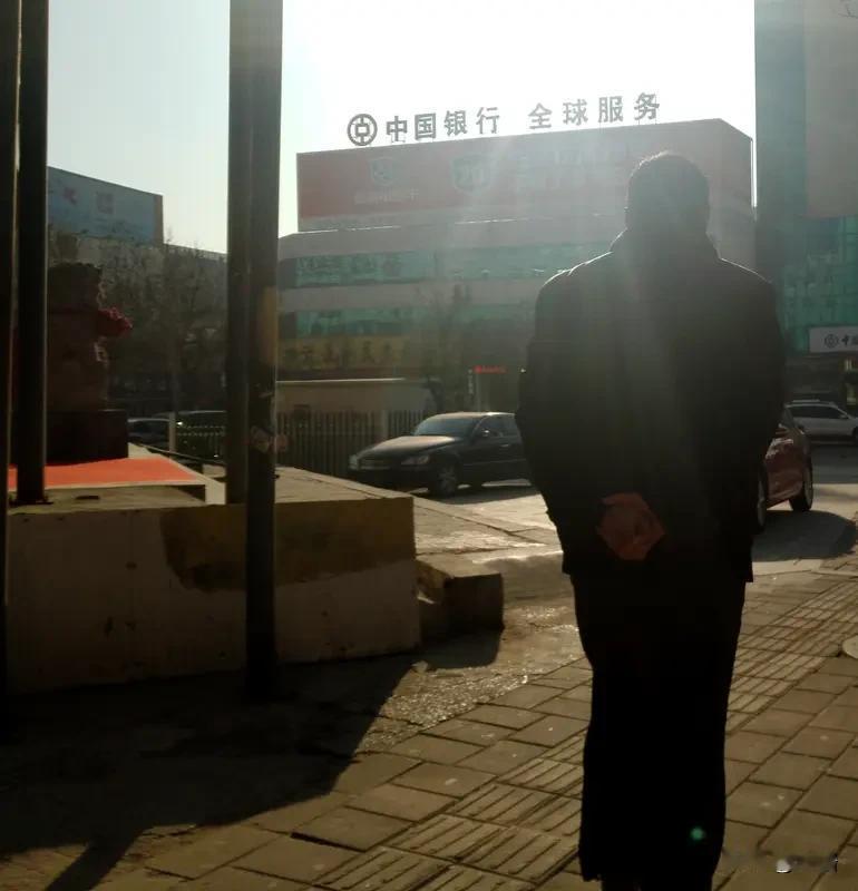 父亲去世12年银行突然来催债，这事儿听起来就离谱。按常理，债务在债务人去世后，若