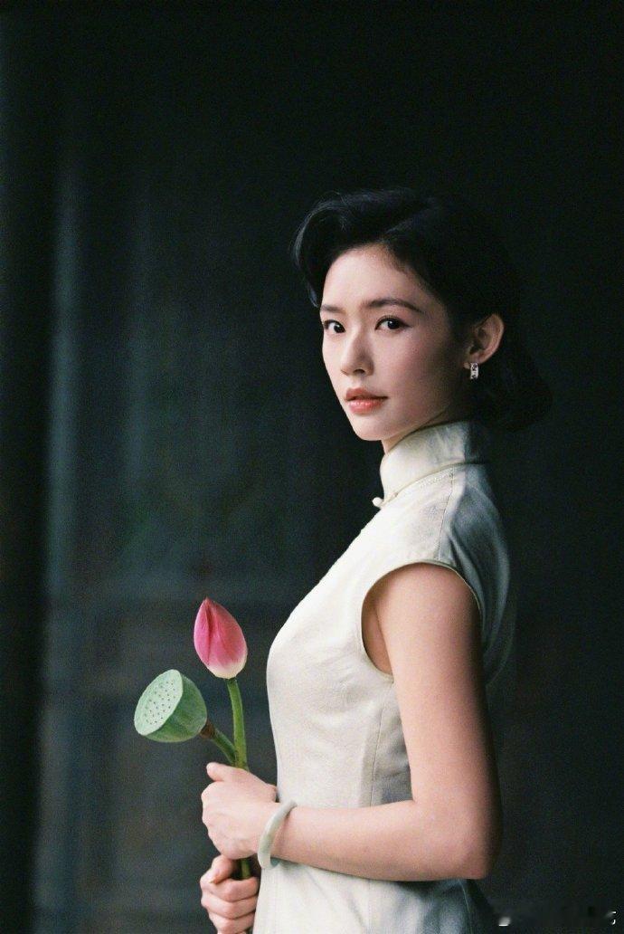 林允天选民国大小姐  手推波的发型加上了淡绿色的旗袍，咱们的林允天选民国大小姐，