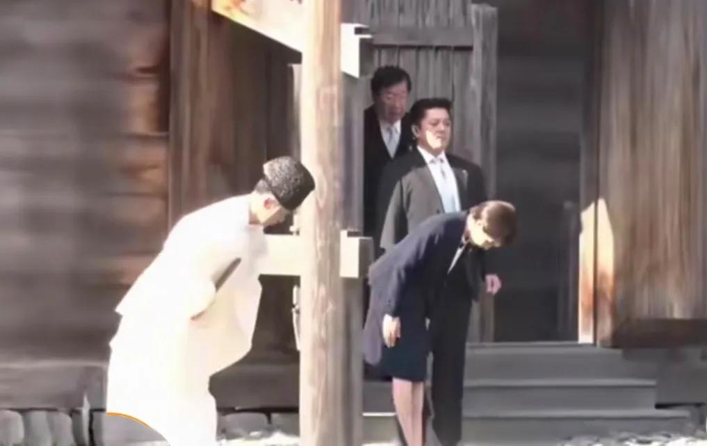 一边军演升级一边执意拜鬼，“钟声”的评论直击高市灵魂

“钟声”评论直击高市灵魂