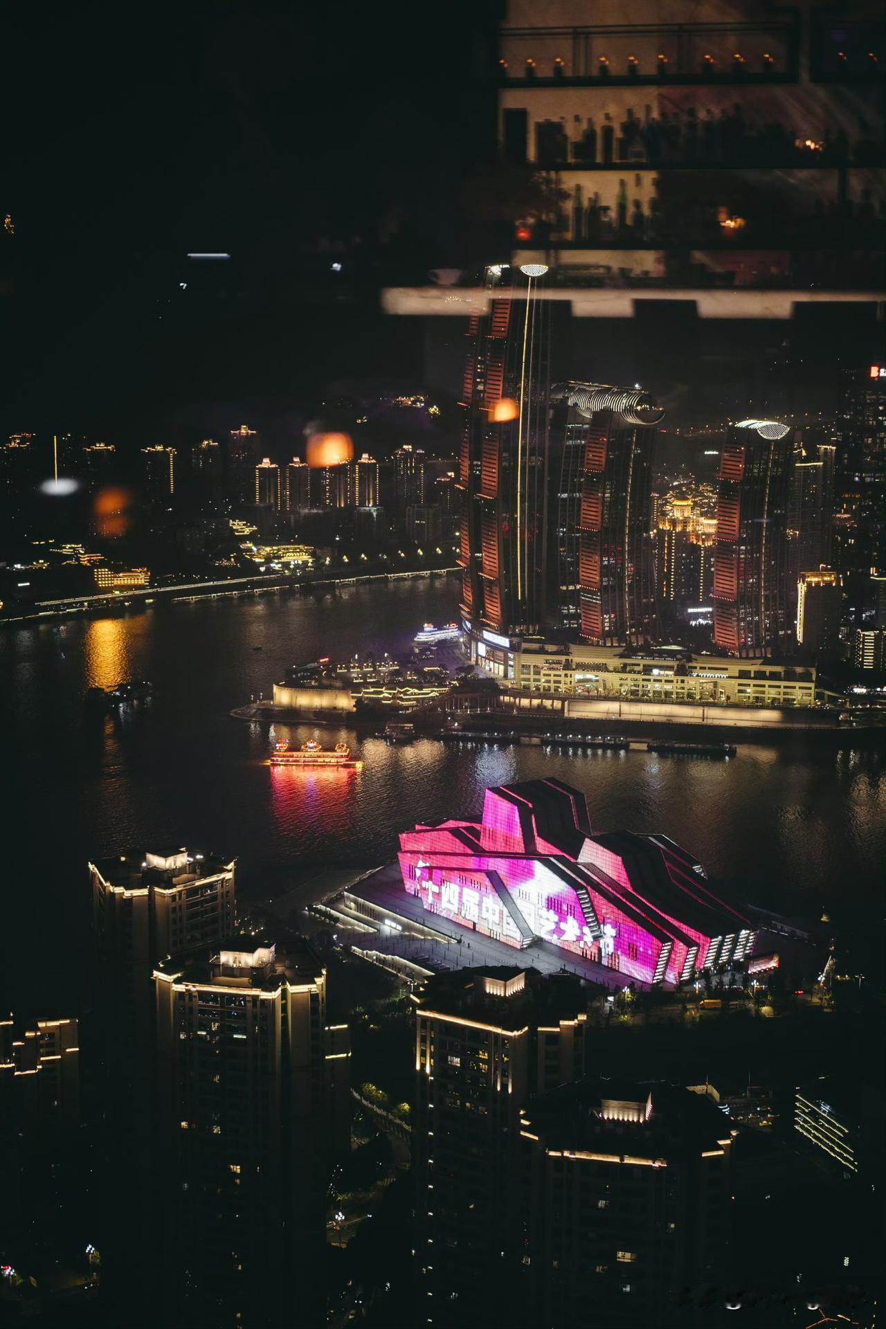 重庆夜生活｜62层高空酒吧

旅行最幸福的事
莫过于白天喝下午茶、晚上喝小酒
而