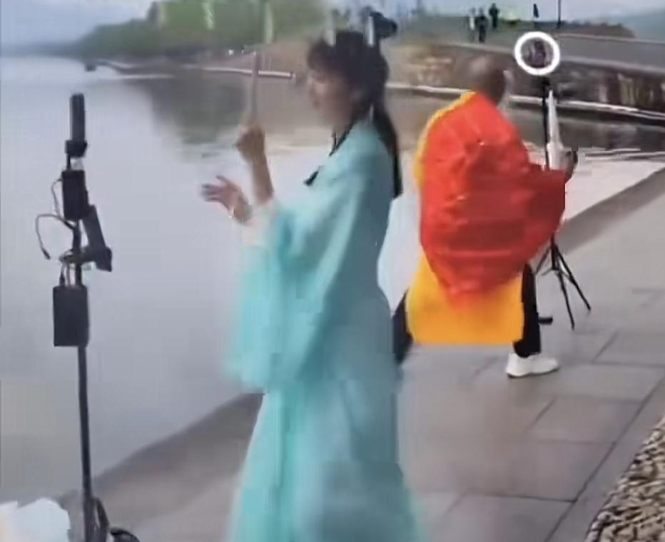 法海被迫直播“养家糊口”，这种戏谑创作严重损害传统文化根基。金山寺是承载千年佛教