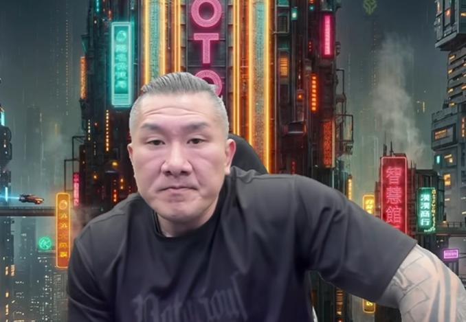 馆长昨天在直播中说，李贞秀不到24小时间就反水，跑到绿营媒体做节目是最错误的决定