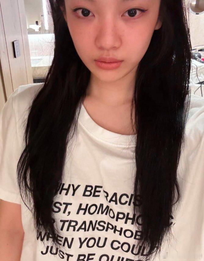 宁艺卓因穿上一件印着标语的T恤而在外网爆火：“既然选择闭口不语，又何必去做种族主