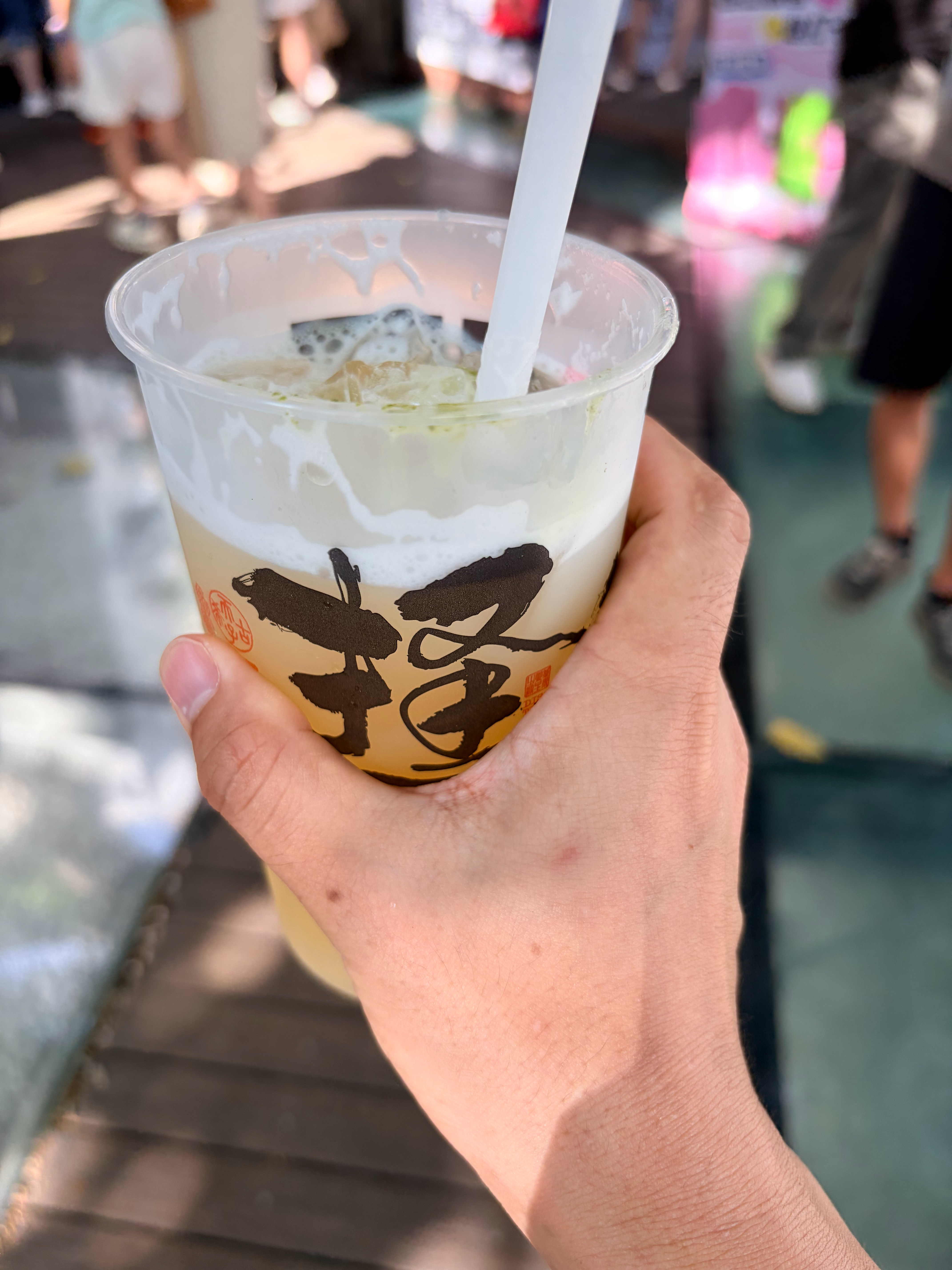 走完很长的步道，想着来一杯冷饮。从点单到取单，连续听到几次店员喊「v 先生，xx