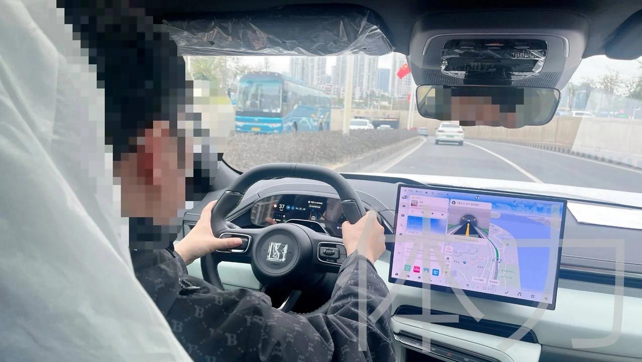 【极氪001新款内饰曝光】
最近我们从相关渠道获取了疑似新款极氪001的内饰谍照