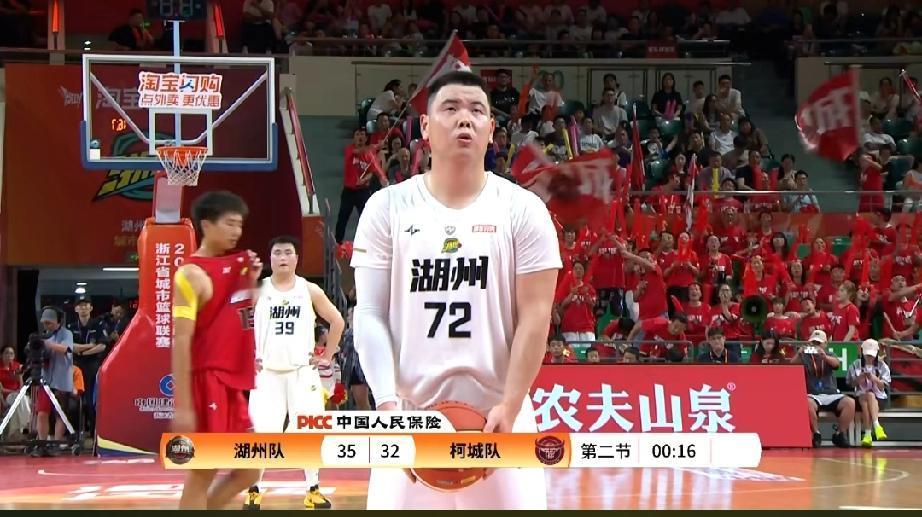 湖州队的刘卓体型上跟nba的巴克利有点相像，可他这么大的体型完全是浪费的，根本没