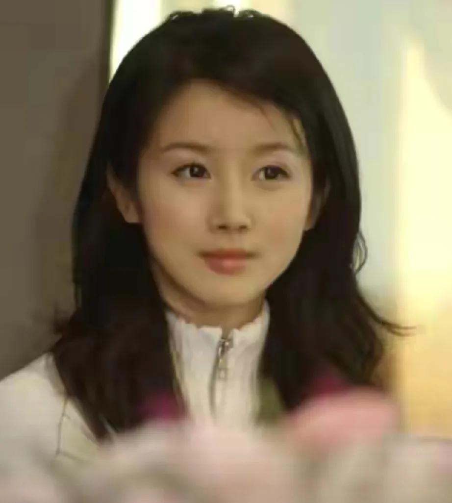 演员孙菲菲自曝离婚真相，引发全网热议！荧幕上光鲜亮丽的她，婚姻里却满是苦涩。
 