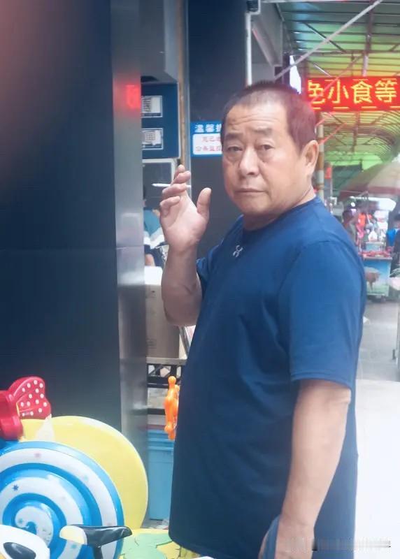 可以隔三差五露个脸，但别总伸手。我们单位传达室的老赵，认识全楼的人。他认识人的方