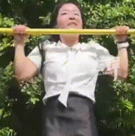 广东深圳一所校园内，一群初中生正在上体育课，老师要求他们做引体向上，谁料学生们抱